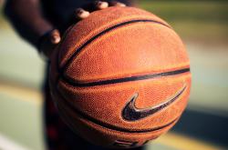 欧宝手机下载 -俄克拉荷马城雷霆季后赛小胜洛杉矶快船，约基奇砍下50记关键球，全场沸腾