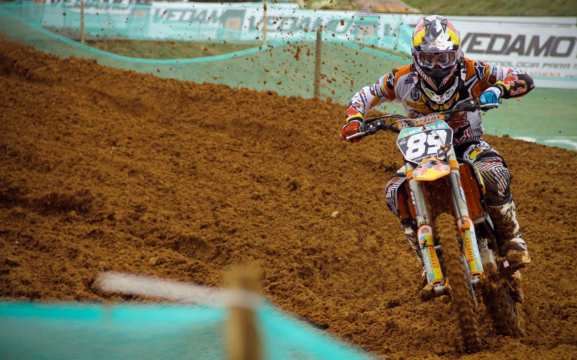 俄克拉荷马城雷霆季后赛小胜洛杉矶快船,约基奇砍下50记关键球,全场沸腾